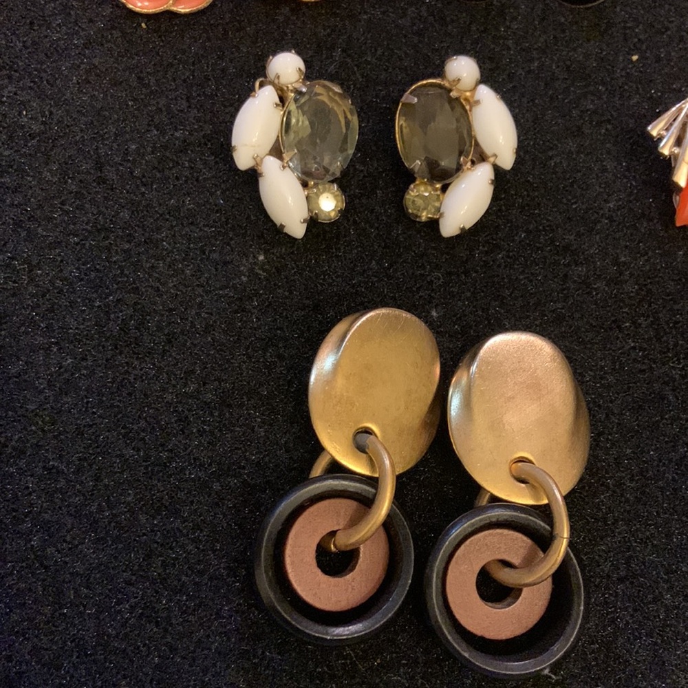Vintage fun clip on or screw on earrings.‎ 9 pairs metal, enamel, plastic, beads - Picture 2 of 7